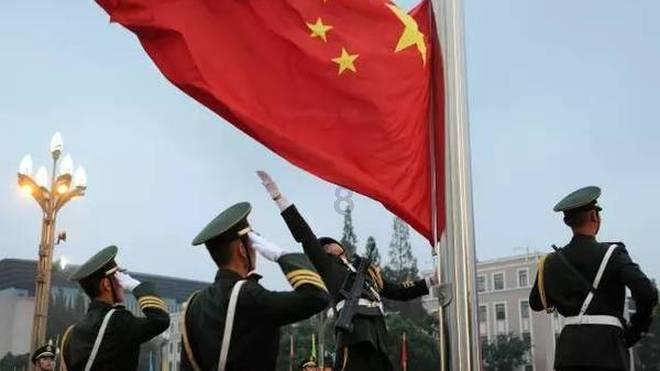 云南一隧道内发生交通事故，女司机为寻开心竟然……